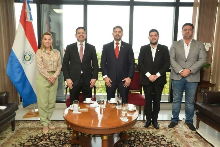 La senadora Lizarella Valiente; el presidente de la Cámara de Diputados, Raúl Latorre; el intendente de Asunción, Óscar "Nenecho" Rodríguez; el exdiputado y secretario de Nenecho, Julio "Bollo" González y el funcionario municipal, Omar Cubas Fanego. Todos ellos parte del equipo político cartista de Capital.