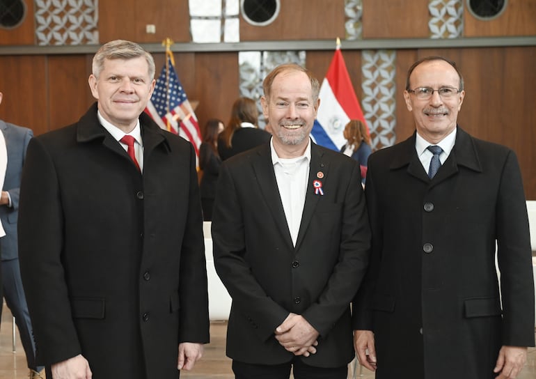 El comandante de la Policía Nacional Carlos Benítez, el gobernador de Boquerón Harold Bergen y el ministro de Defensa Óscar González.