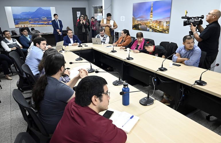 El viceministro de Transporte, Emiliano Fernández, y su equipo técnico, se reunió con integrantes de Opama para socializar su plan de reforma del transporte público. Posterior a ese encuentro, realizó una exposición a los trabajadores de la prensa.