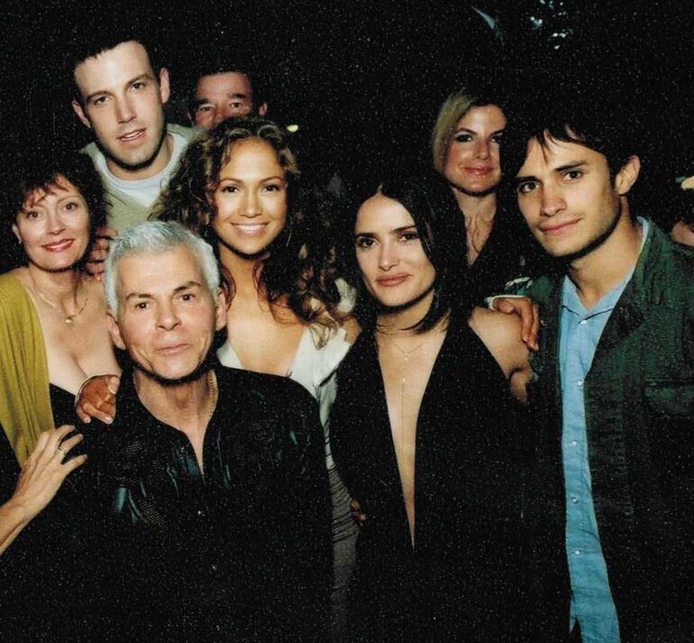 Jennifer López y Salma Hayek junto a Ben Affleck, Susan Sarandon, Ed Limato y Gael García Bernal. (Instagram/Salma Hayek)