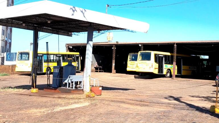 Parada de buses de las empresas Transporte Guaraní y Misión Paraguay, que no prestaron servicio ayer y hoy en la ciudad de Encarnación. Con el paro, consiguieron un aumento de G. 1.000 en la tarifa del pasaje, a pesar del malísimo servicio. 