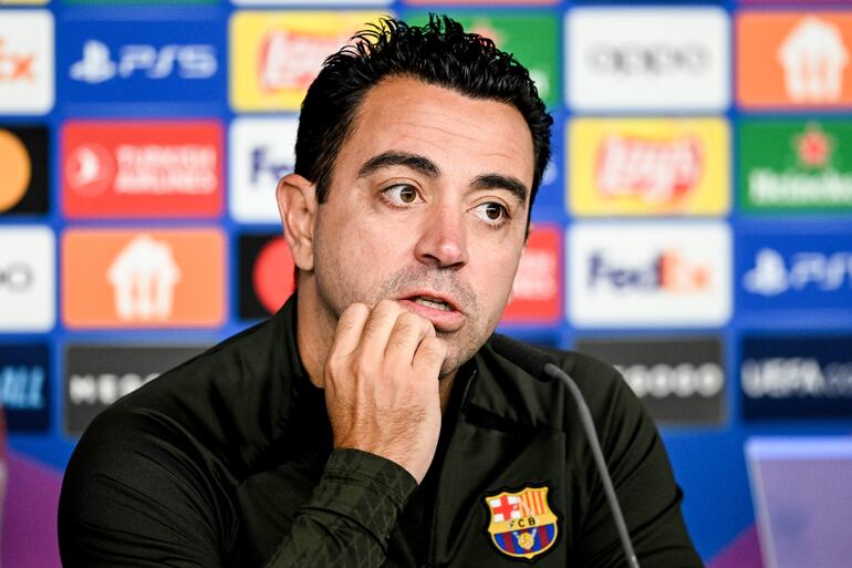 El entrenador del FC Barcelona, ​​Xavi Hernández, asiste a una conferencia de prensa en Hamburgo, Alemania, el 06 de noviembre de 2023. El FC Barcelona se enfrentará al Shakhtar Donetsk en su partido de fútbol de la fase de grupos de la Liga de Campeones de la UEFA el 07 de noviembre.