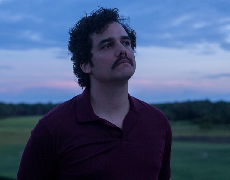 El actor brasileño Wagner Moura interpretando a Pablo Escobar en la serie "Narcos".