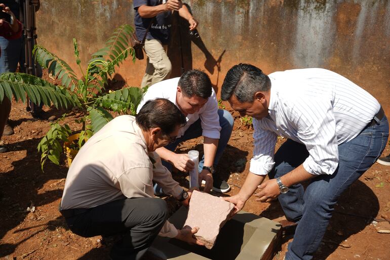 El administrador diocesano, padre Blas Arévalos, el gobernador de Caazapá, Cristian Acosta y el intendente de Caazapá, Amado Díaz Verón, colocando la piedra fundamental para la casa del obispo de Caazapá.