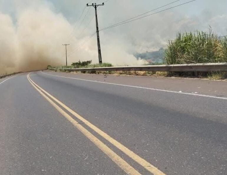 Hoy se reportó un incendio de gran magnitud en el kilómetro 75 de ruta PY03 de Arroyos y Esteros.