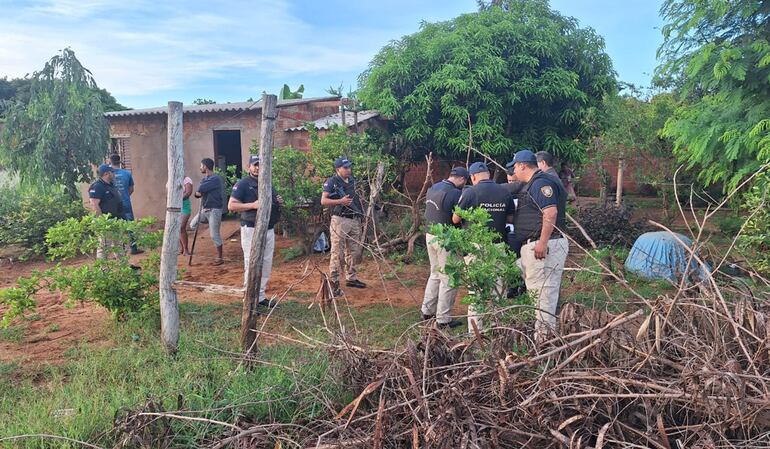 Policías de Investigaciones de Capitán Bado en uno de los allanamientos por el sicariato.