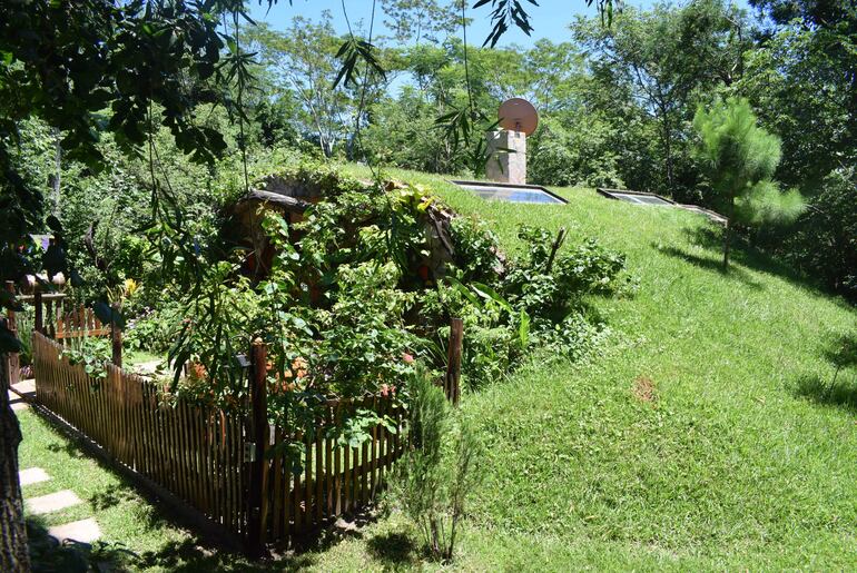 El Hobbit Róga se encuentra en una zona boscosa, oculta entre césped y un hermoso jardín.