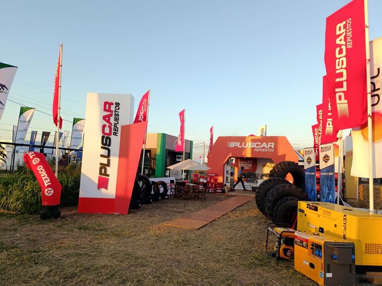 Stand de Pluscar Repuestos montado en Expo Pioneros, que se realiza en Loma Plata.