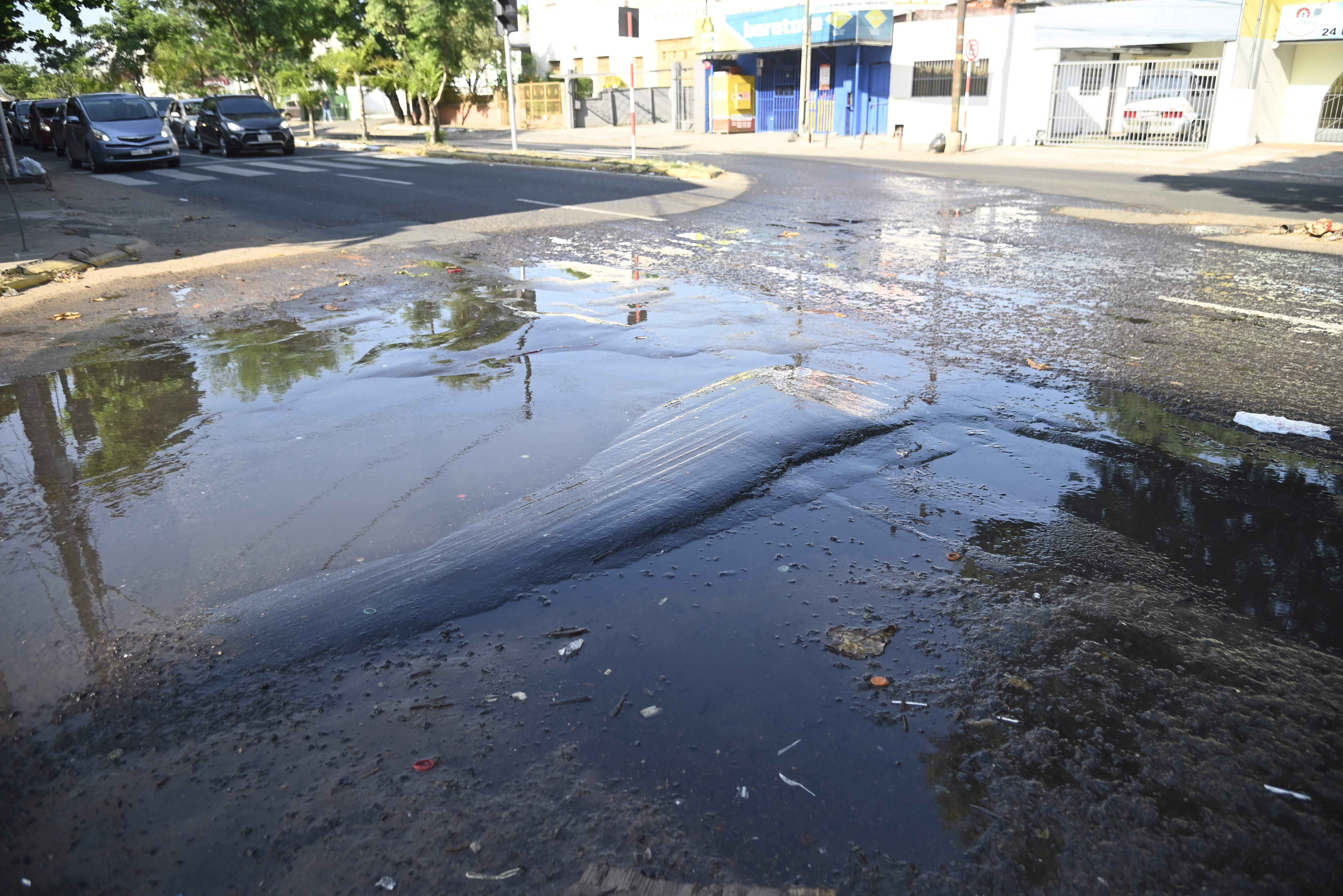 La avenida General Santos se va deteriorando como consecuencia de la presencia de agua servida y pérdidas de aguas en caños rotos de la Essap. Pacientes deben caminar por esta.