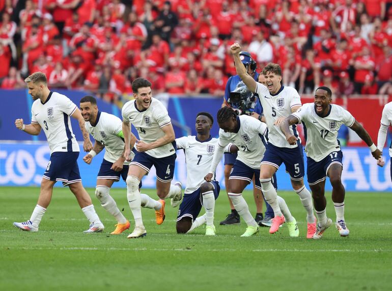 Los jugadores de Inglaterra celebra la victoria por penales en el partido frente a Suiza por los cuartos de final de la Eurocopa 2024, en Dusseldorf, Alemania.