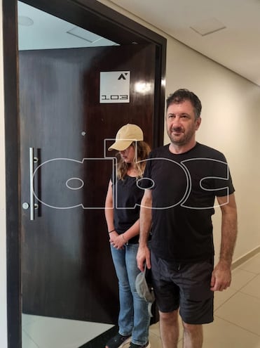 Senador argentino Edgardo Kueiber y su secretaria en el departamento del edificio Tierra Alta del barrio Villa Morra de Asunción, donde cumplirán arresto domiciliario por supuesto contrabando de US$ 200.000.