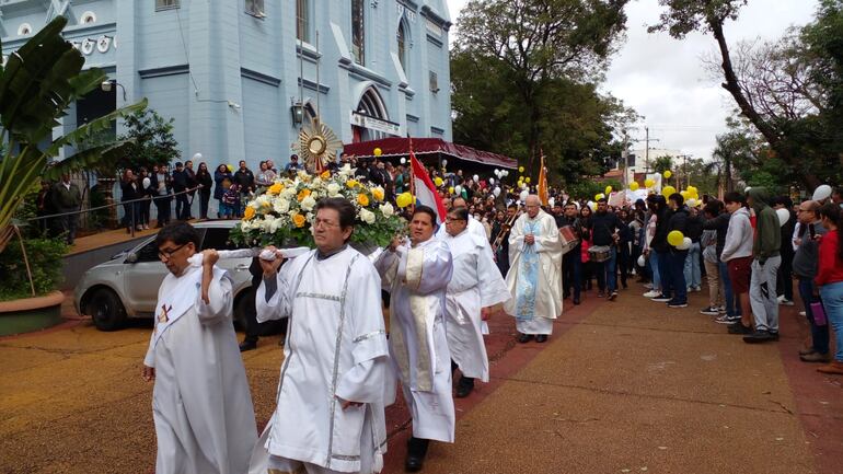 Al término de la Misa se realizó una procesión por las principales calles de la ciudad de San Lorenzo con el santísimo decorado con flores y follajes.