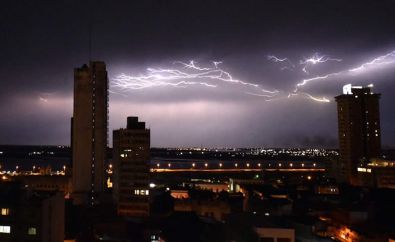 La dirección de Meteorología anuncia tiempo severo con fuertes lluvias, tormentas eléctricas y fuertes vientos, además de ocasional caída de granizo en varios puntos del país.