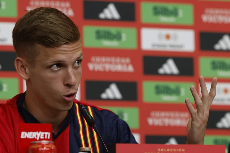 Dani Olmo, jugador de la selección de España, durante la rueda de prensa de este viernes en la concentración en Donaueschingen, Alemania. 
