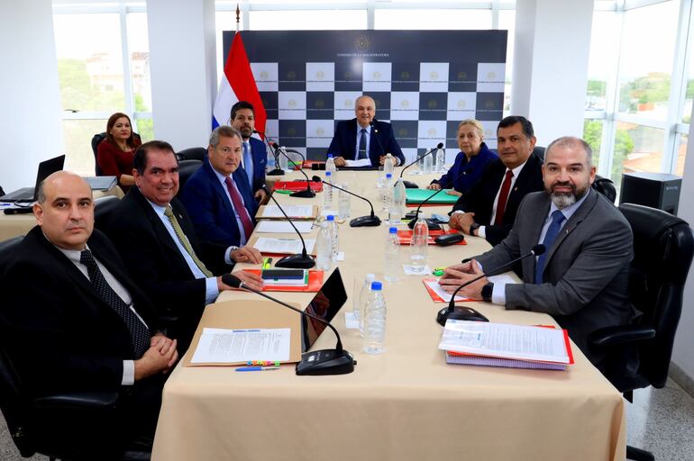 César Ruffinelli, Edgar López, Eugenio Jiménez Rolón, Gerardo Ramón Bobadilla, Gustavo Miranda Villamayor, Alicia Pucheta viuda de Correa, Edgar Olmedo y Enrique Javier Berni, en la sesión del Consejo de la Magistratura (CM).