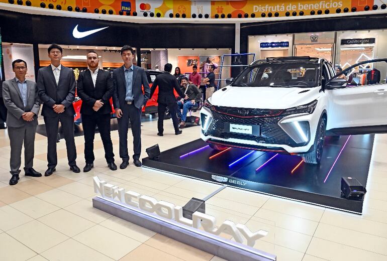 Li Zhiqiang, Ronnie Ren, Aldo Ojeda y Leon Tian durante la presentación del nuevo Coolray de Geely.