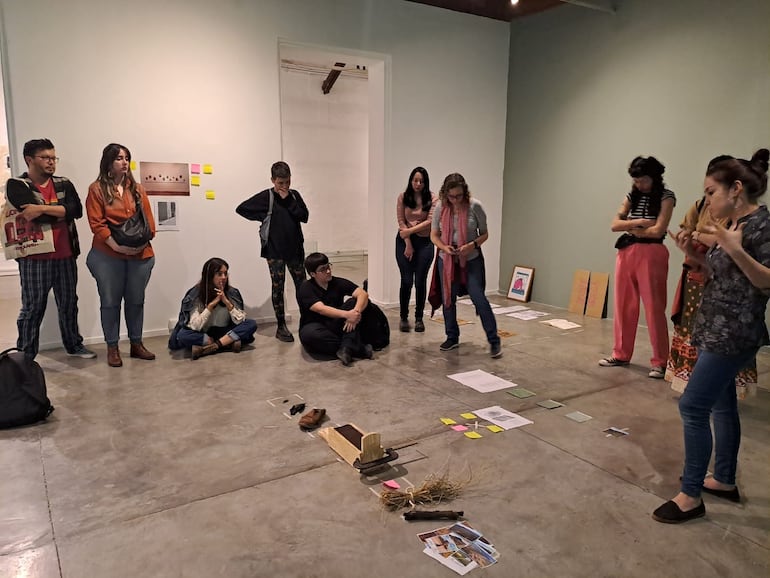 Los artistas durante la tutoría que se llevó acabo el año pasado y que dio origen a la exposición que se podrá ver desde hoy.