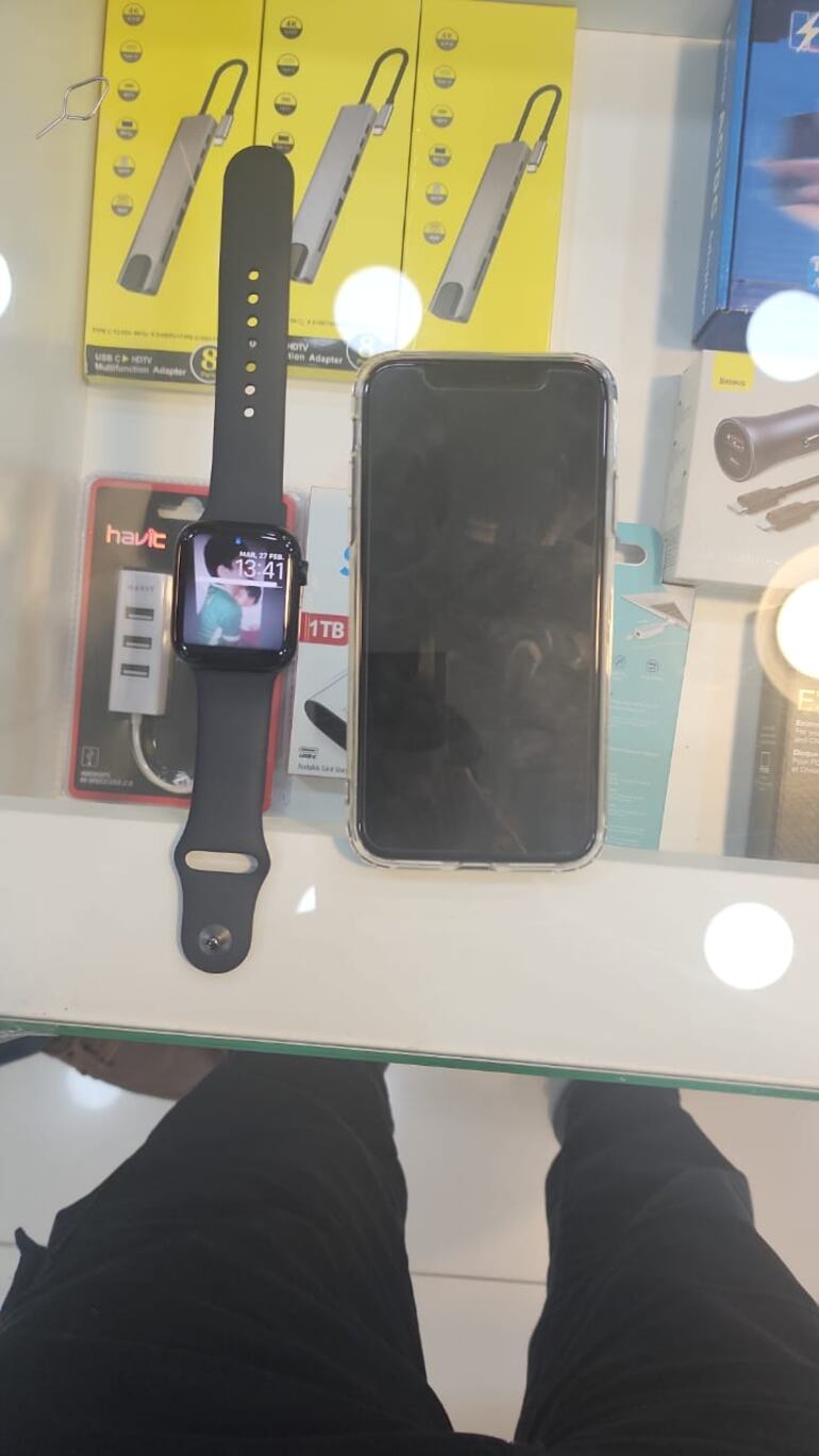 Un reloj de segunda generación de la marca Swatch y un aparato celular Samsung están entre la evidencias requisadas del poder de los arrestados.