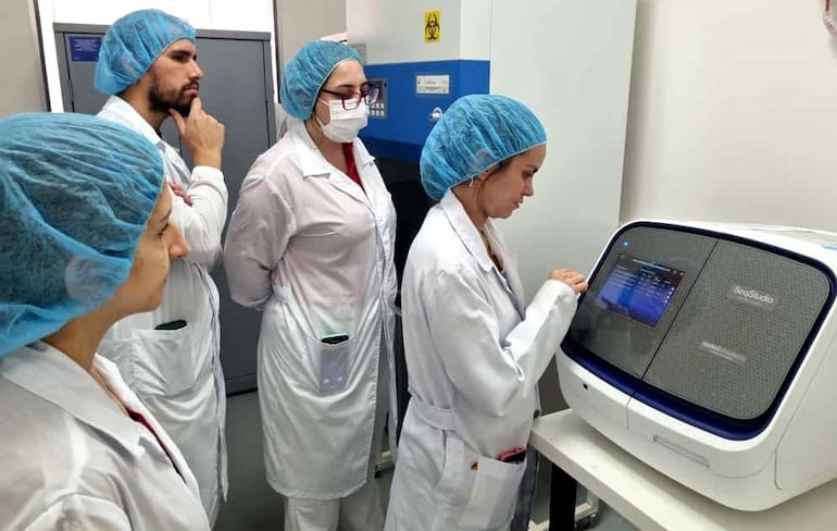 Técnicos de laboratorio del Senacsa, en la capacitación para las pruebas de ADN en bovinos.