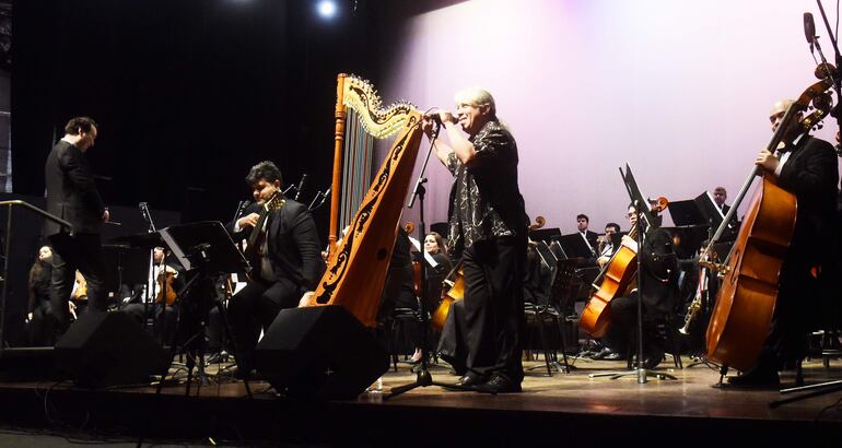 El arpista Ismael Ledesma presentó sus composiciones junto a la Orquesta Sinfónica Nacional, en el marco de la celebración de los 20 años de la agrupación.