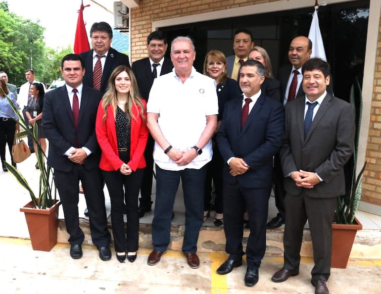 Los agentes fiscales del departamento de Paraguarí, junto al fiscal general del Estado, Emiliano Rolón Fernández, y la fiscal adjunta, María José Abed.