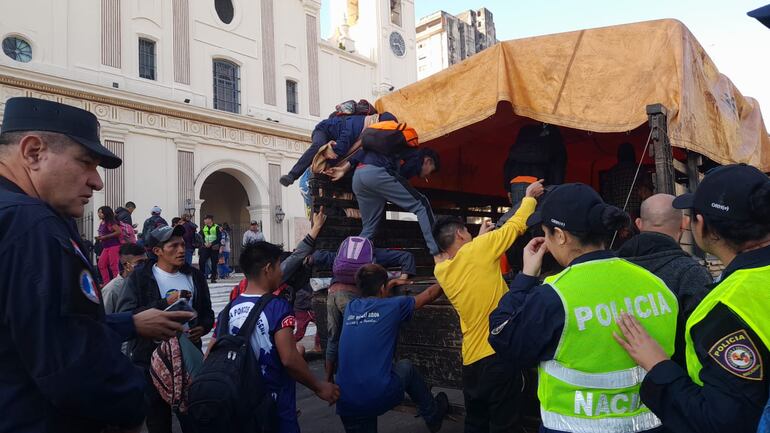 En camiones, los indígenas son trasladados a la sede del INDI. Estos estaban manifestándose frente a la Catedral Metropolitana de Asunción.