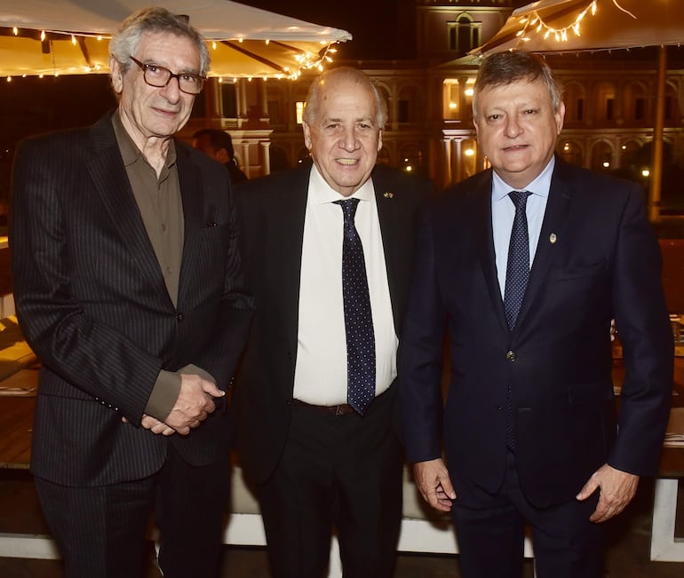 El maestro Juan Falú, el cónsul general de Argentina, José Carlos Ramos y el embajador de Argentina en Paraguay, Domingo Peppo.