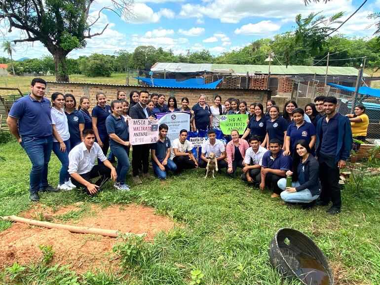 Universitarios donan alimentos a un refugio de mascotas en Carapeguá.