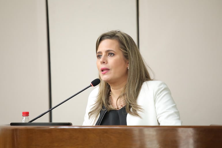 La senadora Kattya González, del Partido Encuentro Nacional (PEN).