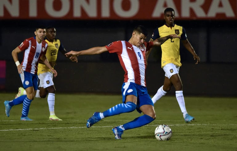 Robert Morales, delantero de la selección de Paraguay, define en el área en el partido contra Ecuador por las Eliminatorias Sudamericanas en el estadio Antonio Aranda Encina, en Ciudad del Este.