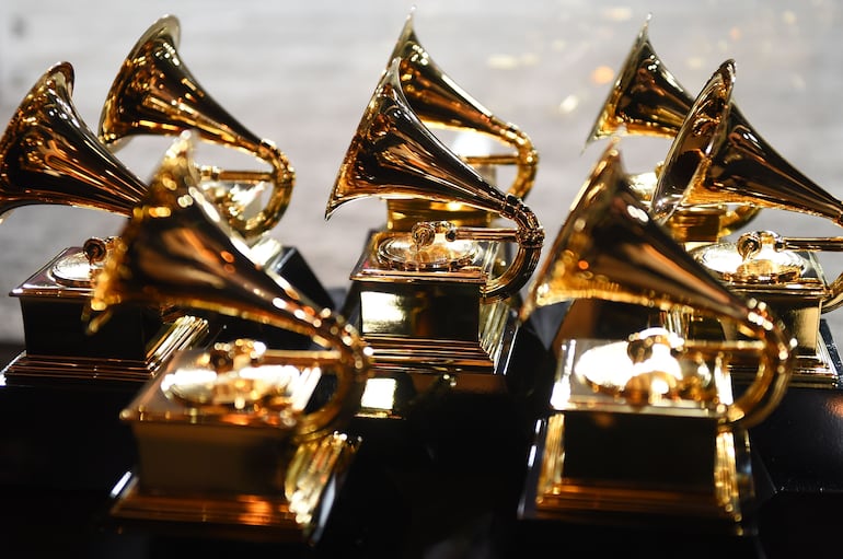 Los trofeos de los premios Grammy.