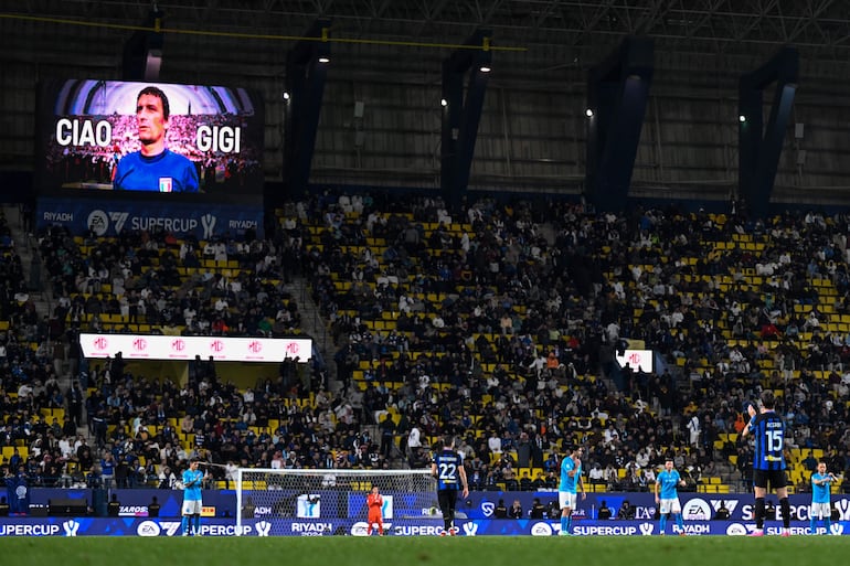 Homenaje a Gigi Riva en la previa de Nápoles - Inter de Milán