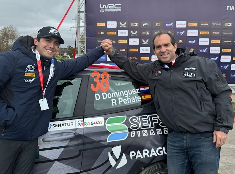 Diego Domínguez Bejarano, festeja con su padre Diego Domínguez Stroessner, el título de campeón mundial de la WRC3, al final de una emocionante y sensacional jornada en Chile.