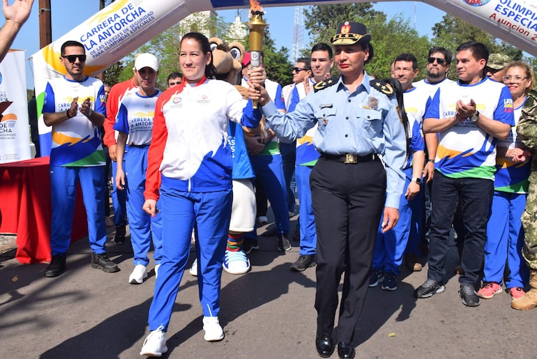 La atleta Sandra Torales, junto con la Directora de la Policía Departamental, comisario principal Martina Trinidad Ortellado, lideró la carrera. 