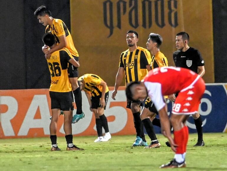 Los futbolistas de Guaraní celebran el triunfo sobre General Caballero de Juan León Mallorquín en un partido del fútbol paraguayo en el estadio Rogelio Livieres, en Asunción.