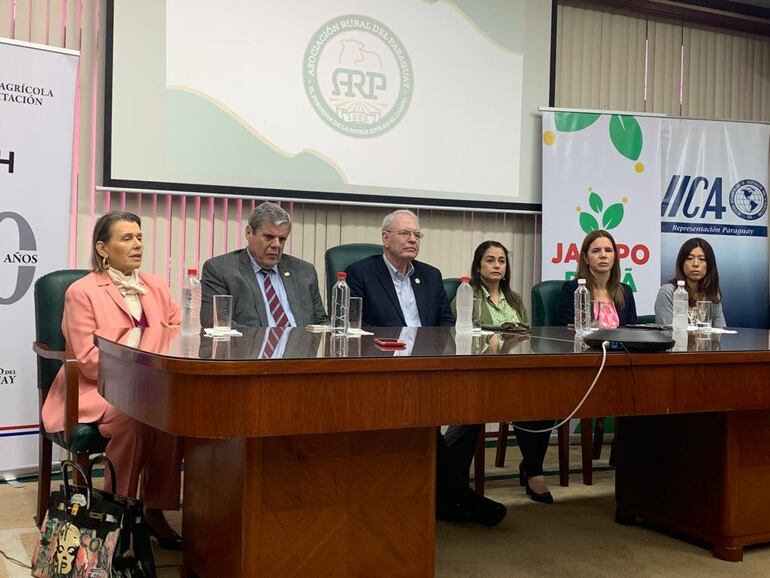 Doña Maris Llorens; Gabriel Rodríguez Marqués (IICA); Dr. Pedro Galli (ARP); Gabriel Rodríguez Marqués (IICA); Rossana Ayala (Viceministra de AFC); Ing. Amanda (CAH) y Akiko Namiki, consultora de la JICA, en la rueda de prensa en la ARP, este martes.