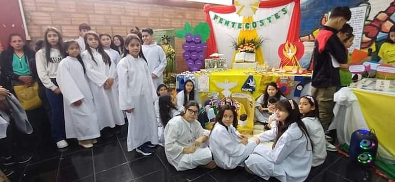 Niños de la capilla San Juan recrean el día de Pentecostés, durante la Expobiblia realizada en la parroquia de San Antonio y se llevó el primer puesto.