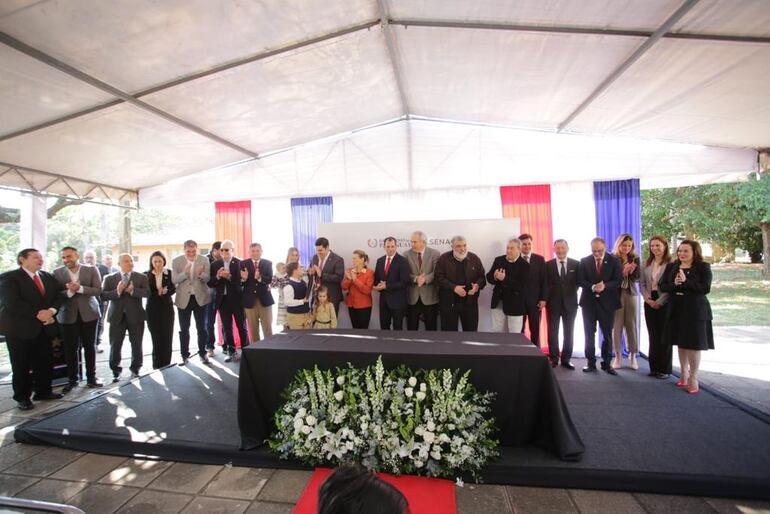 La foto tomada fuera de protocolo, con familiares y autoridades, tras culminar el acto