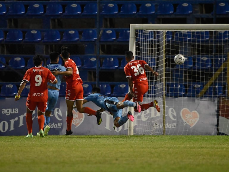 Ángel González, futbolista de Resistencia, cabecea el balón para definir a gol en un partido contra Nacional por el fútbol paraguayo en el estadio Luis Alfonso Giagni, en Villa Elisa.