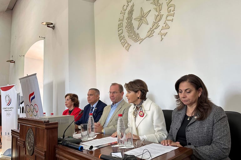 Mary Monte de López Moreira, Arturo Piccardo, Camilo Pérez, Margarita Morselli y Zulma Trinidad durante la presentación del XIII Concurso de Cuentos Cortos en Castellano y Guaraní.