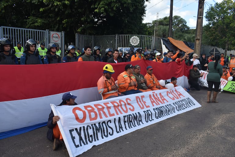 Ayolas - obreros del Consorcio Aña Cua