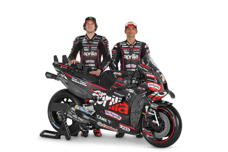 Jorge Martín (d), vigente Campeón del Mundo de MotoGP, y Marco Bezzecchi han presentado oficialmente la Aprilia RS-GP25.