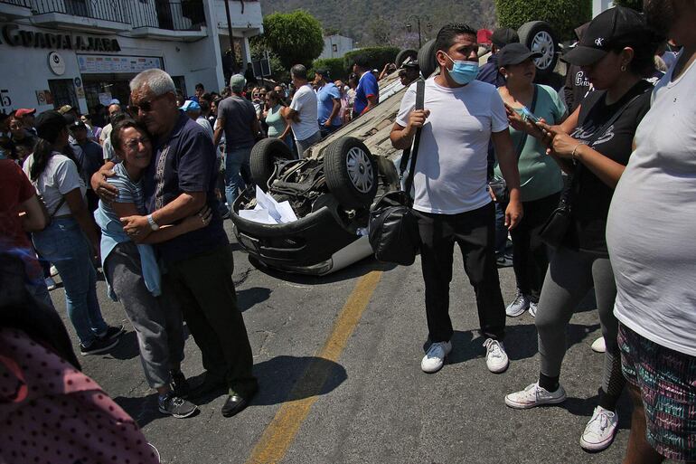 Familiares y pobladores bloquean unas calles este jueves, durante una protesta por el secuestro y asesinato de la menor Camila Gómez, en el municipio de Taxco, en el estado de Guerrero (México). El secuestro y posterior asesinato de una niña de 8 años en la ciudad de Taxco de Alarcón, estado de Guerrero, sur de México, provocó este jueves protestas de la población y un linchamiento que derivó en la muerte de una mujer, golpeada junto con dos hombres, por ser señalados como los supuestos responsables. EFE/José Luis de la Cruz