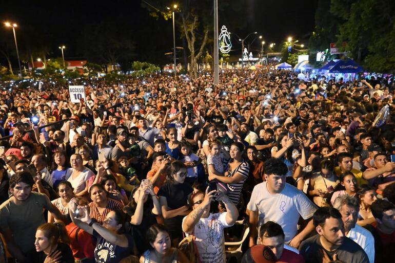 Miles de fieles se congregaron en la explanada de la basílica de Caacupé para celebrar el Día de la Virgen.