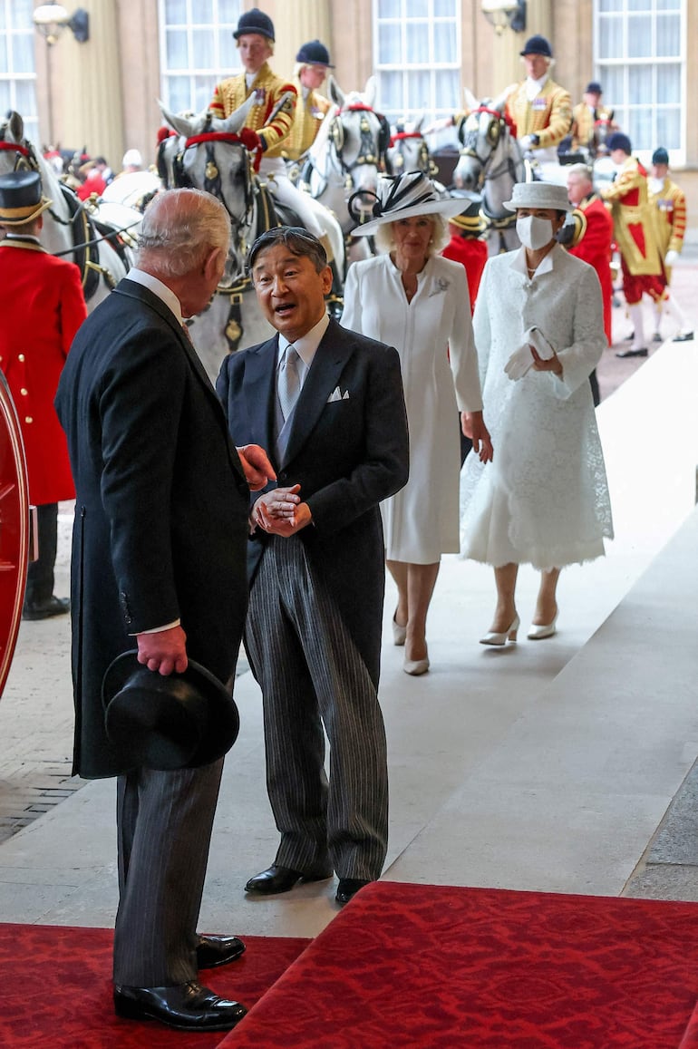 El rey Carlos III de Gran Bretaña y el emperador Naruhito de Japón, seguidos por la reina Camilla de Gran Bretaña y la emperatriz Masako de Japón, llegan al Palacio de Buckingham después de una ceremonia de bienvenida. (Suzanne Plunkett / POOL / AFP)