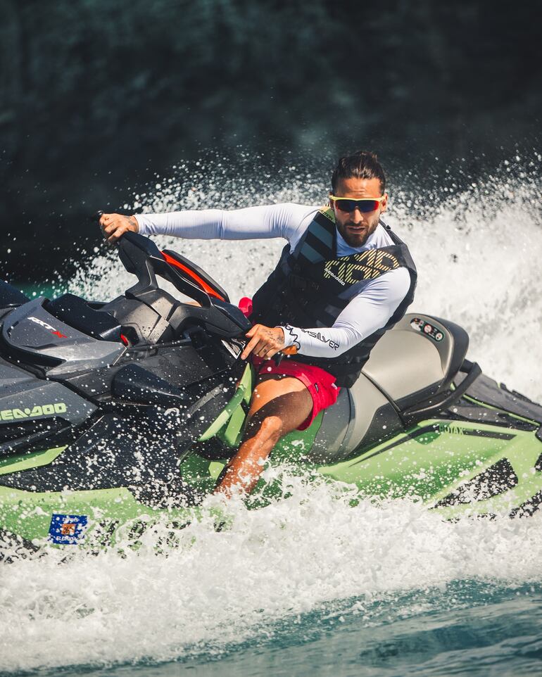 Maluma paseando en moto ski en el Caribe. (Instagram/Maluma)