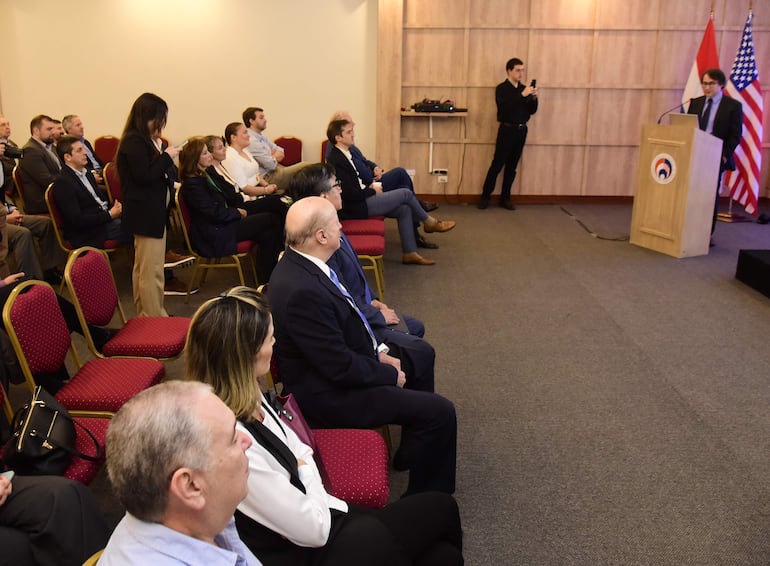 En el conversatorio realizado en la Cámara de Comercio Paraguayo Americano analizaron el primer año del gobierno de Santiago Peña.