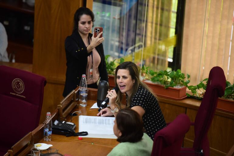 La senadora Kattya Gonzalez durante su defensa ante el Congreso donde se definió la pérdida de investidura como legisladora de la Nación