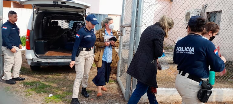 Las docentes son ingresadas al Centro Penitenciario "Serafina Dávalos", custodiadas fuertemente por Policías.