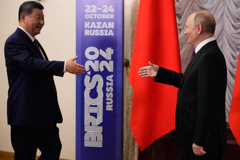 El presidente ruso Vladimir Putin recibe al mandatario chino Xi Jinping, Kazán.